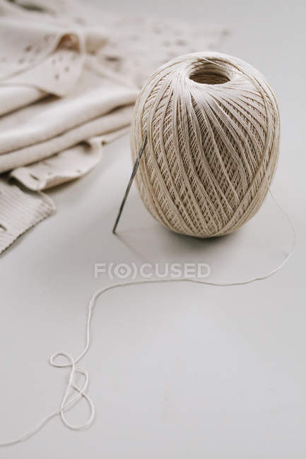 Ball of thread and a metal crochet hook — Stock Photo