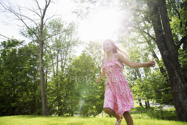 Mädchen läuft über Gras — Stockfoto