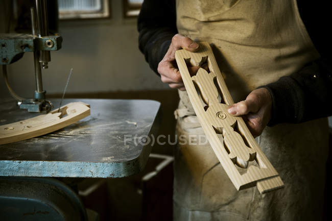 Mann arbeitet in der Werkstatt eines Möbelherstellers — Stockfoto