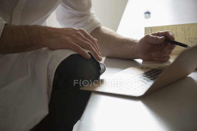 Человек, работающий на ноутбуке . — стоковое фото