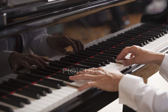 Закрыть руки пианиста — стоковое фото