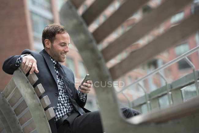 Mann sitzt auf Bank — Stockfoto