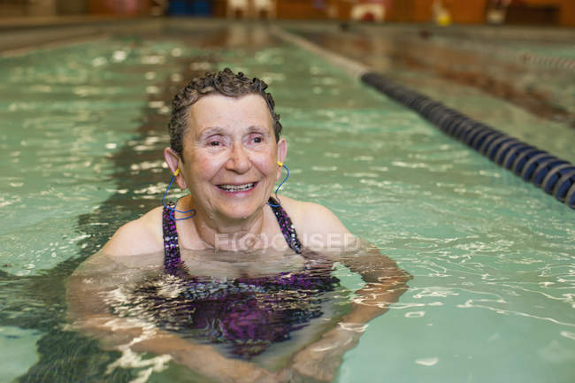 Frau im Schwimmbad. — Stockfoto