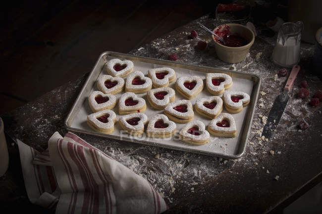 Bandeja de cozimento com biscoitos em forma de coração — Fotografia de Stock