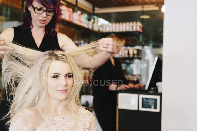 Friseur und Kunde im Salon — Stockfoto