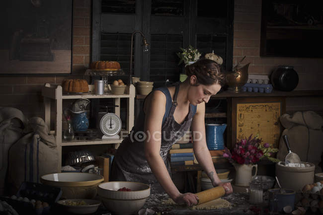 Жінка готує тісто для печива — стокове фото