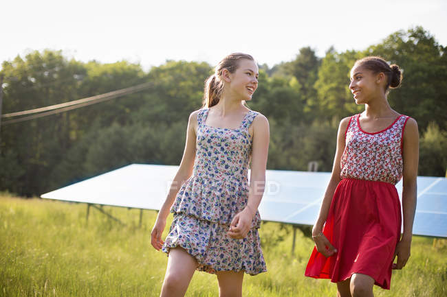 Молоді дівчата на фермі — стокове фото