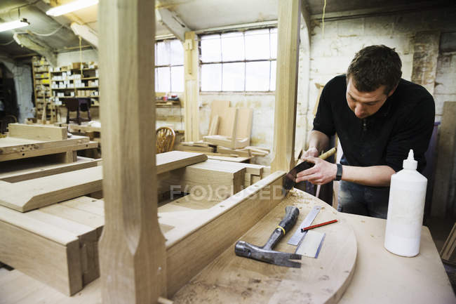 Man working in a carpentry workshop — Stock Photo