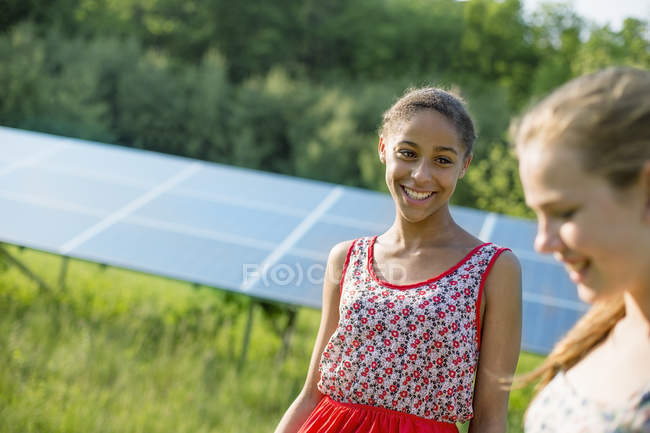 Chicas jóvenes en la granja - foto de stock