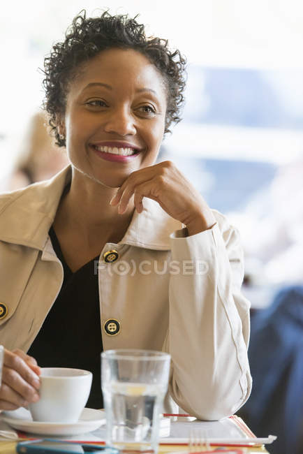 Frau trägt beige Jacke — Stockfoto