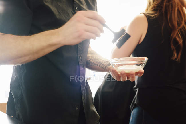 Колорист тримає тарілку фарби кольору волосся — стокове фото