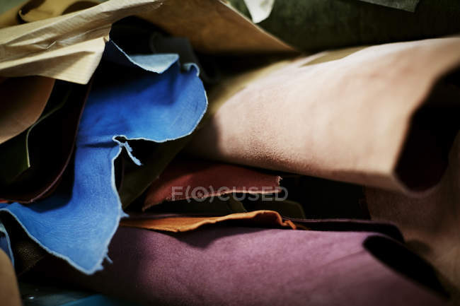 Pilha de tecidos e couro — Fotografia de Stock