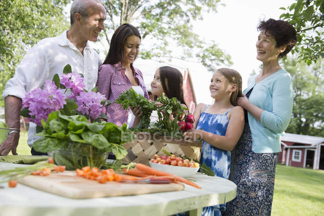Reunión familiar en la granja - foto de stock
