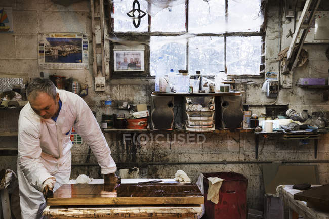 Чоловік працює в столярній майстерні — стокове фото