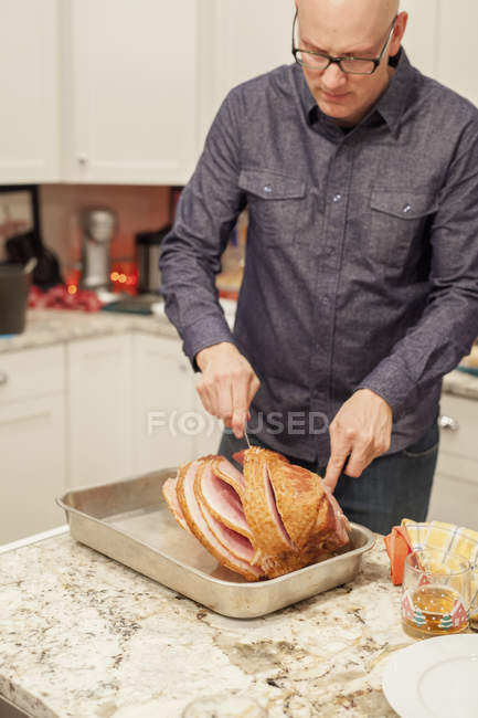 Mann schnitzt einen Joint aus Kochschinken — Stockfoto