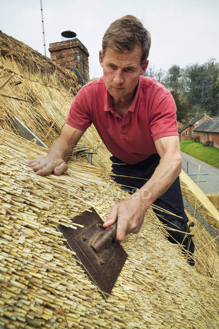 Man thatching a roof — Stock Photo