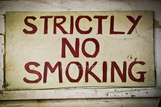 Strictement interdit de fumer sur le mur — Photo de stock