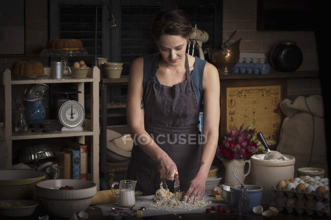 Mujer preparando masa para galletas - foto de stock