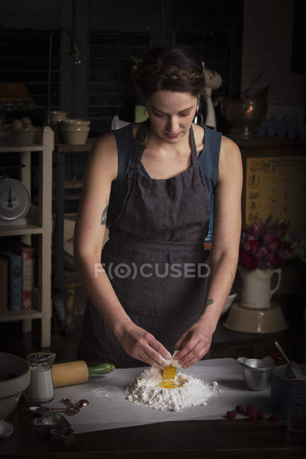 Женщина готовит тесто для печенья — стоковое фото