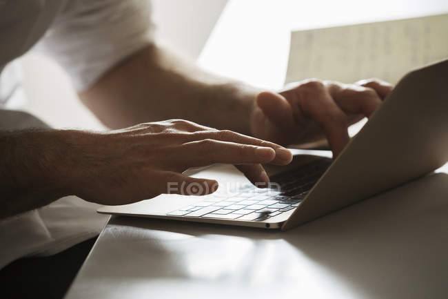 Homem trabalhando em um computador portátil . — Fotografia de Stock