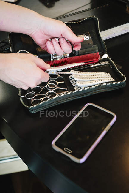 Pochette per parrucchieri forbici e clips . — Foto stock