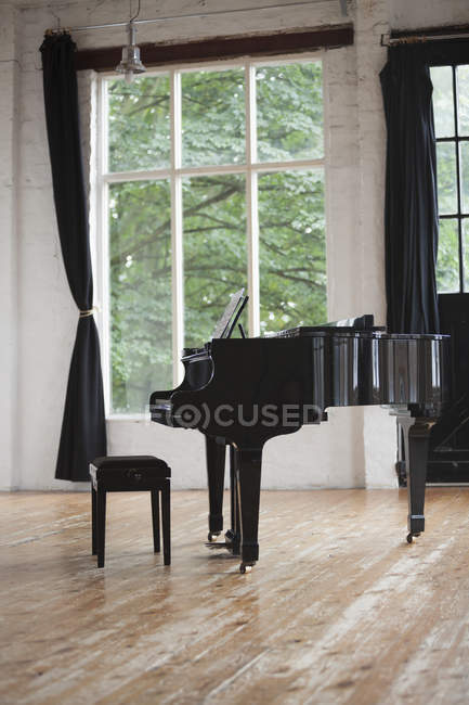 Рояль и стул для фортепиано — стоковое фото