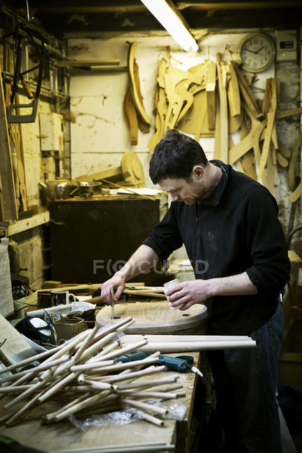 Homme travaillant dans un atelier de fabrication de meubles — Photo de stock