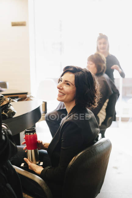 Cliente in un salone di capelli — Foto stock