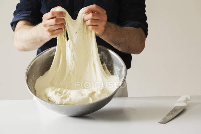 Bäcker knetet Brotteig — Stockfoto