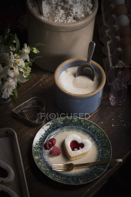Bowl of sugar and plate with heart shaped biscuits — Stock Photo