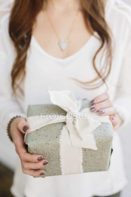 Femme tenant un cadeau — Photo de stock