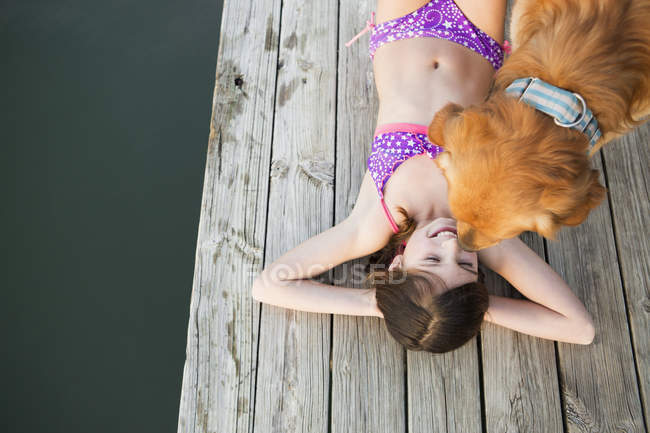 Молода дівчина і собака — стокове фото