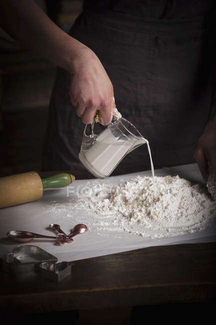 Woman preparing dough for biscuits — Stock Photo