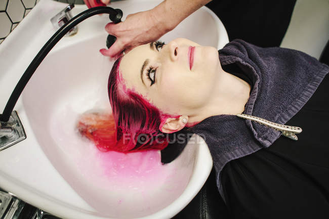 Mujer salón cliente cabello enjuagado - foto de stock