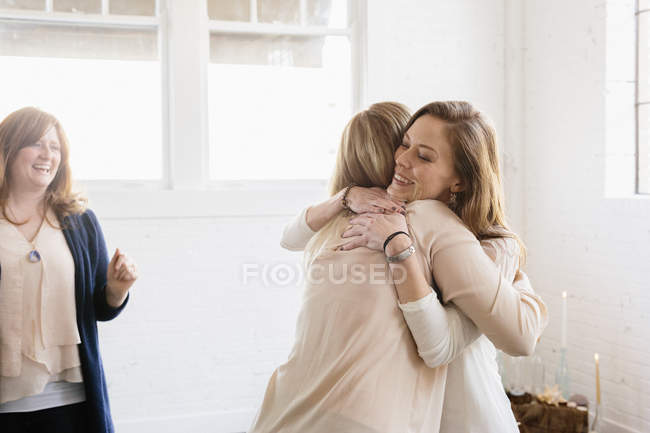 Женщины обнимаются на вечеринке . — стоковое фото