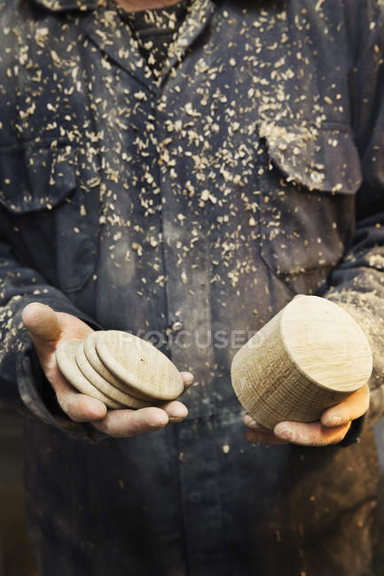 Homme tenant une forme tournée en bois — Photo de stock