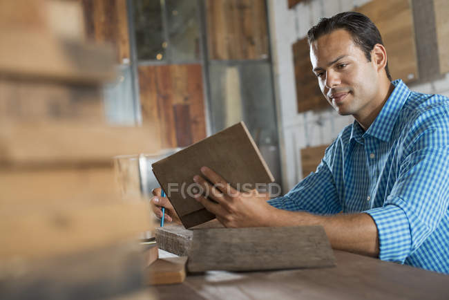 Junger Mann in Werkstatt — Stockfoto