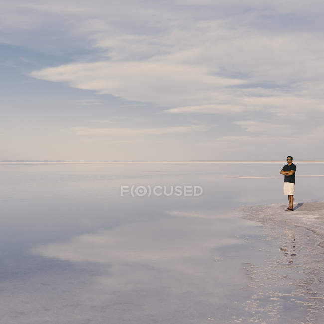 Hombre en Bonneville Salt Flats - foto de stock