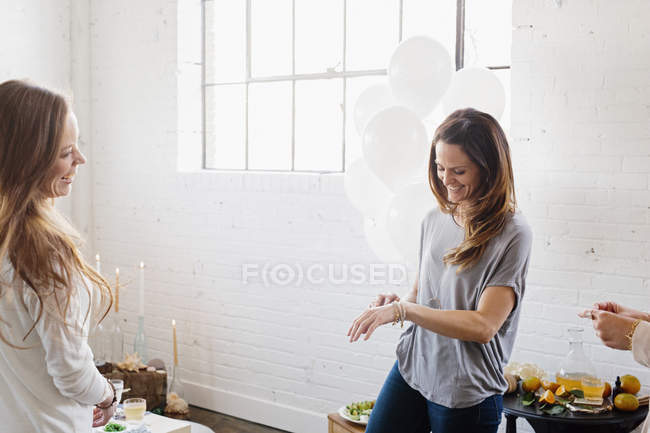 Mujer admirando pulsera - foto de stock
