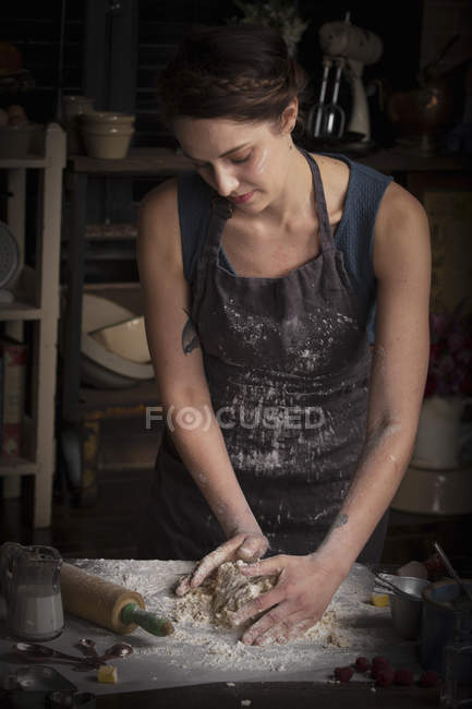 Femme préparant la pâte pour biscuits — Photo de stock