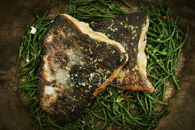 Filetes de peixe grelhado com pele crocante — Fotografia de Stock