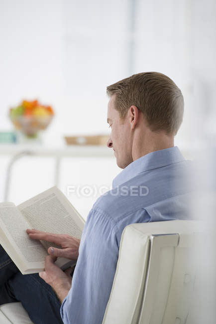 Бізнесмен сидить тримає книгу в руках — стокове фото