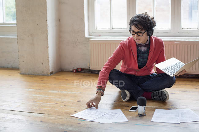 Homem sentado no chão no estúdio de ensaio — Fotografia de Stock