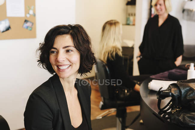 Client dans un salon de coiffure — Photo de stock