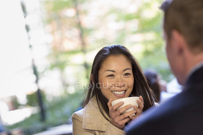 Hombre y mujer bebiendo café - foto de stock