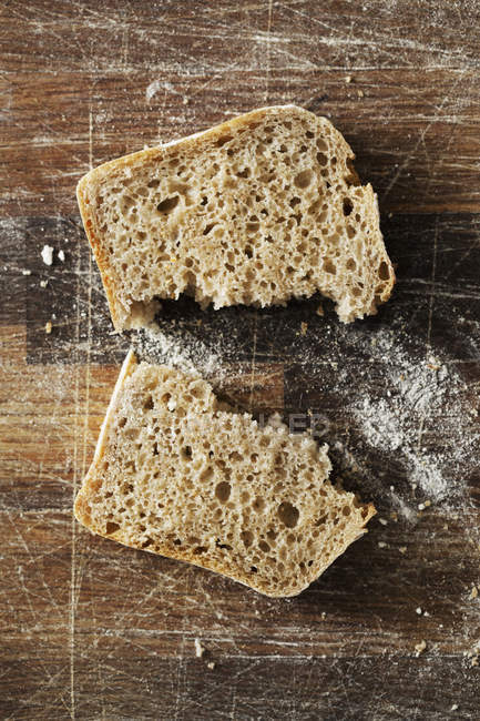 Свіжоспечений скибочку хліба. — стокове фото