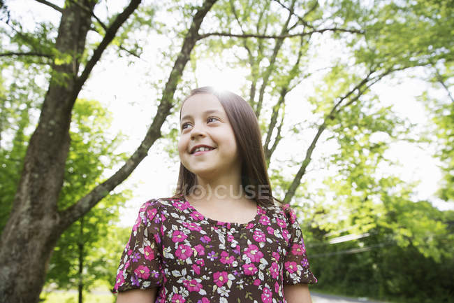 Menina correndo através de grama — Fotografia de Stock