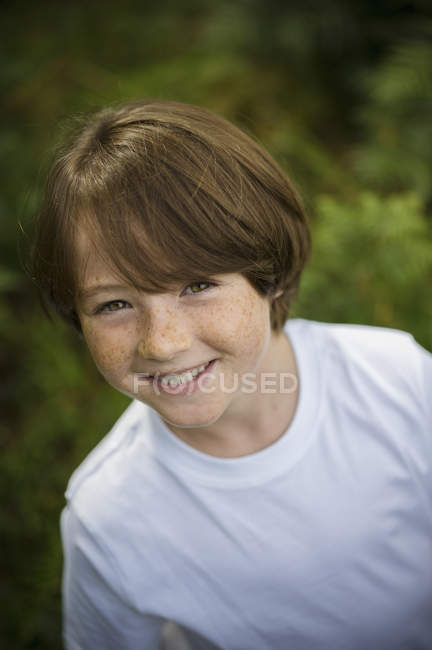 Мальчик в белой футболке — стоковое фото