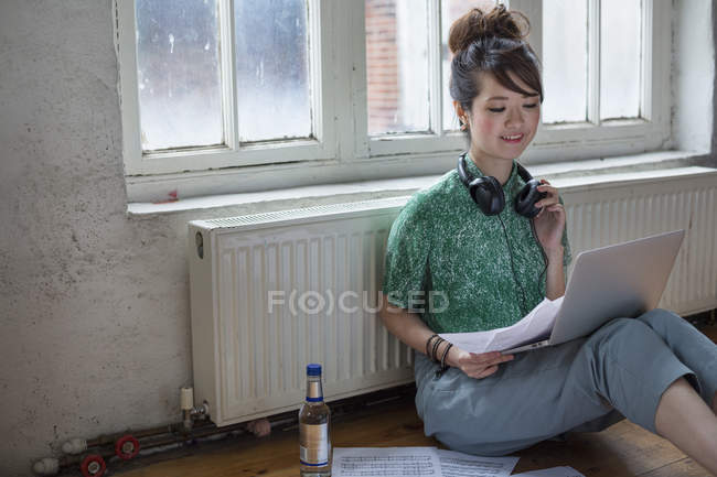 Donna seduta sul pavimento in studio di prova — Foto stock
