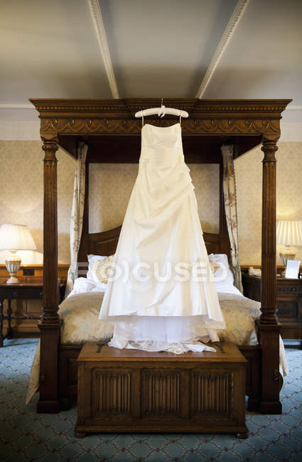 Comprimento total vestido de noiva branco — Fotografia de Stock